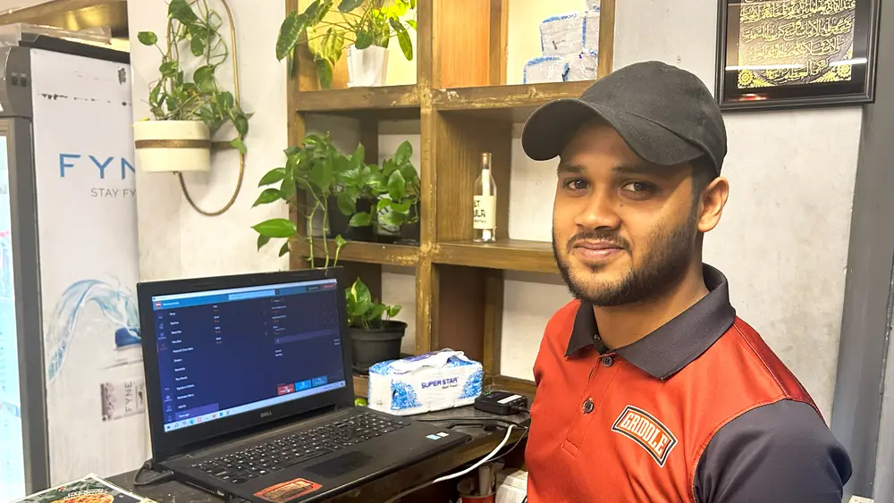 The Griddle restaurant waiter is using Restrogreen Software